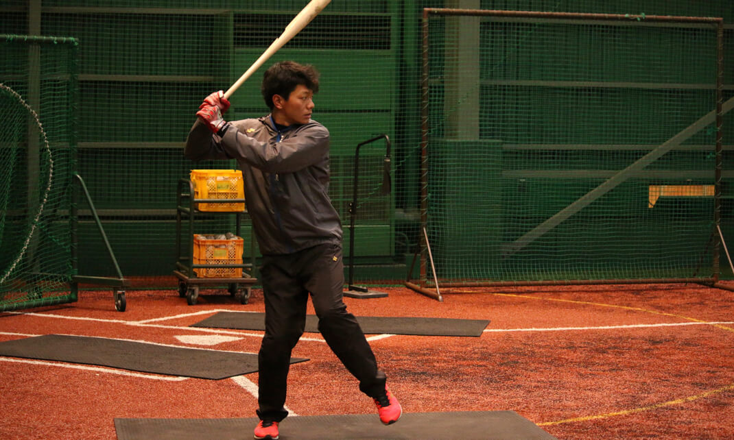 室内練習場でのバッティング練習(右打席)