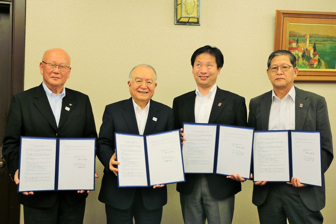 左から 佐野会長、神谷理事長、河合会長、日本身体障がい者水泳連盟 和田行博 理事長
