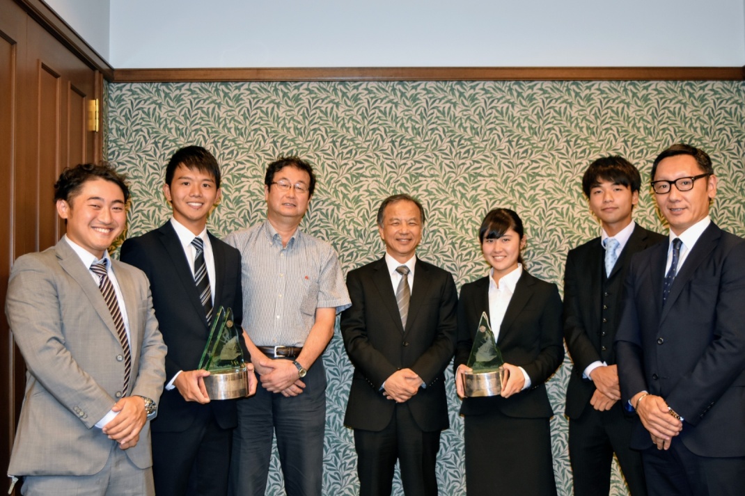 トロフィーを持つ主将・土屋さんと荒川さん