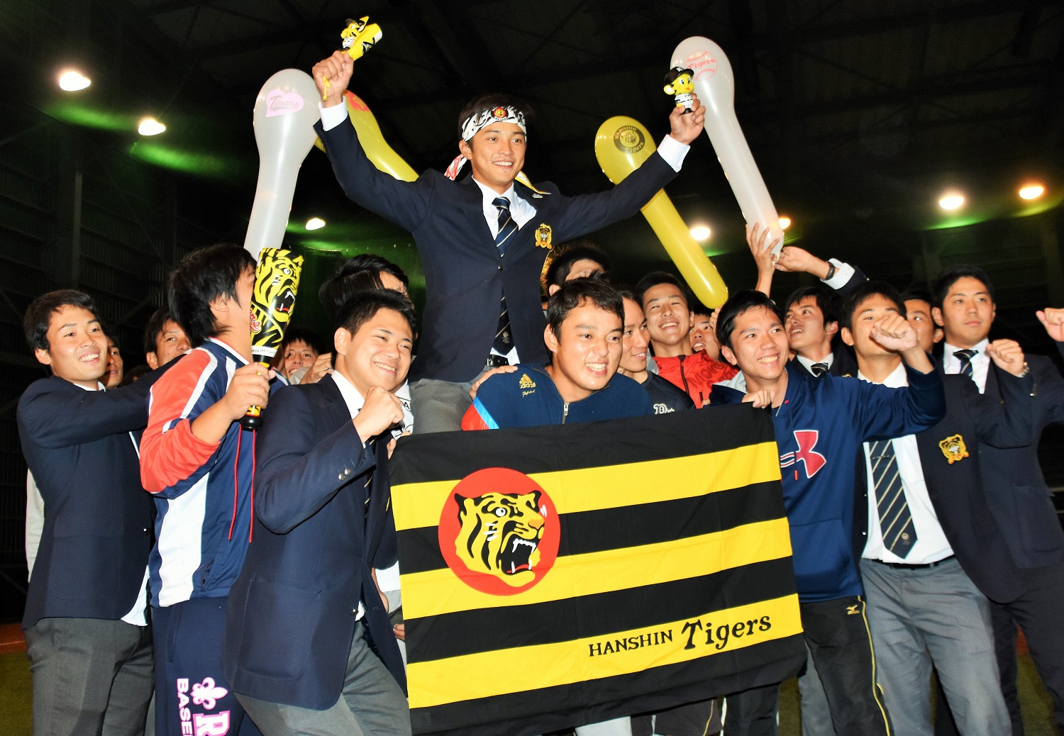 野球部員に囲まれて集合写真 ©「立教スポーツ」編集部