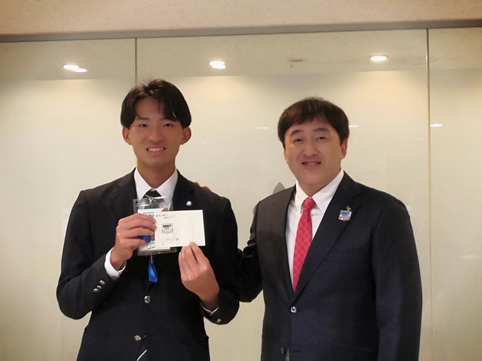 交渉権確定の札を渡され笑顔の荘司さん(左)と指名あいさつに訪れた石井監督(東北楽天ゴールデンイーグルス)