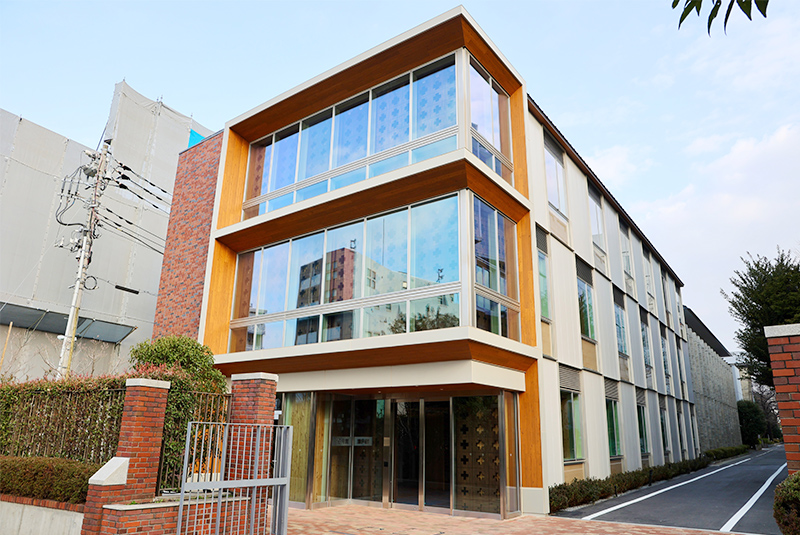 19号館の南東外観。日射を制御する庇が各階に張り出す