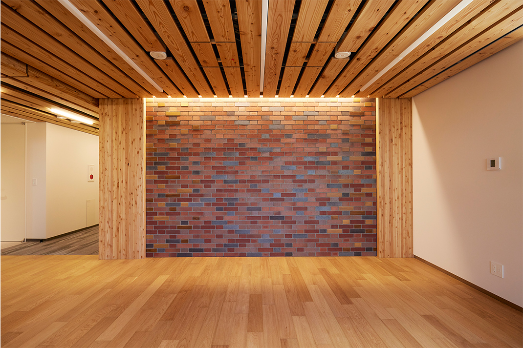 木造の質感と本学伝統のレンガ意匠を調和させた内装